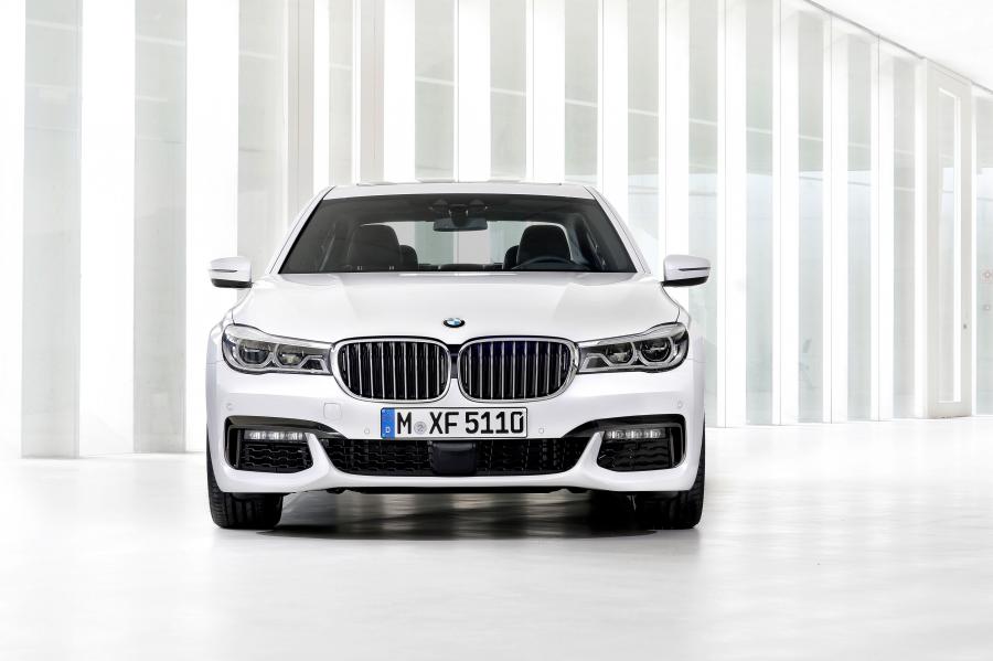  BMW 750Li xDrive M Sport 2015 года  (фото 12 из 22)